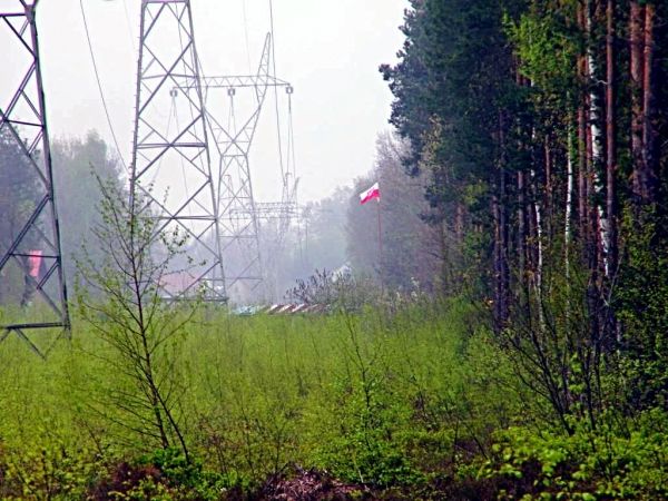 okolice miasteczka lub jeden z wielu początków w oddali widać flagę
