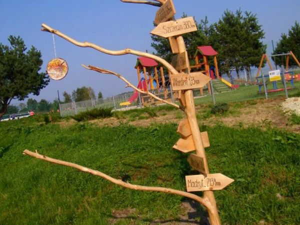 mało widoczne nazwy stolic i ile jest kilometrów do danej stolicy