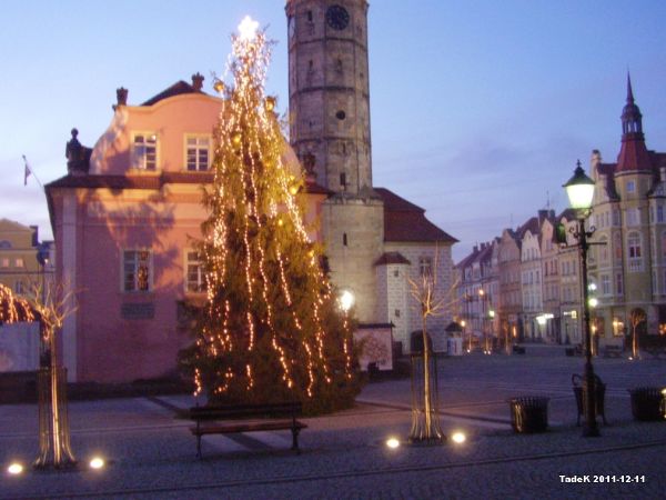 Rynek zaczyna świecić świątecznie