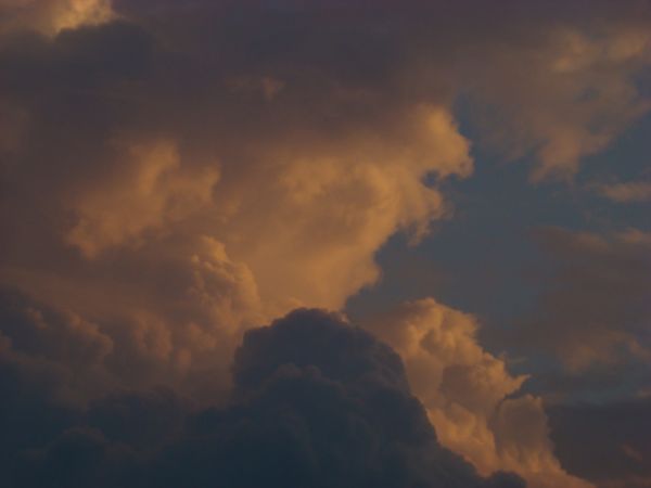 Chmury burzowe nad Książenicami przy zachodzie słońca....