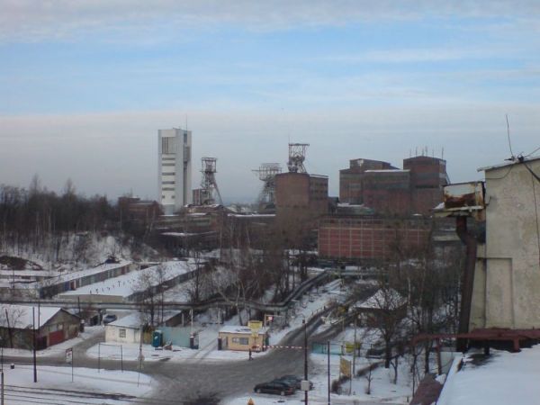 Widok z dachu innego budynku kwk Bobrek-Centrum dawna (kop Dymitrow)