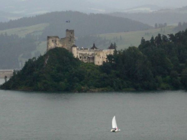 Widok na zamek w Niedzicy z zamku czorsztynskiego
http://www.niedzica.com.pl/zabytki/czorsztyn/czorsztyn2.htm