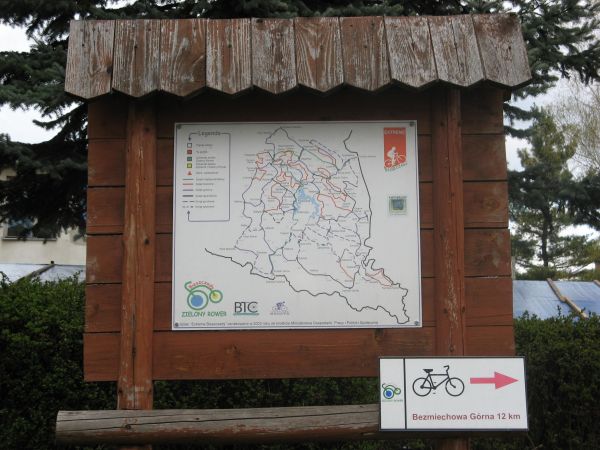 tylko "trochę" pod górkę  - zjechać można do Wańkowej, Rudenki lub Bezmiechowej Dolnej, można też do Jankowiec - Glinnego i przez Kostryń i do Podkamionki a tam