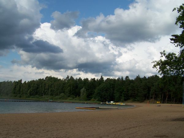 Pusta plaża w zimny weekend