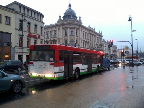 estetyczny autobus numer 13 na przystanku przy Placu Litewskim w Lublinie