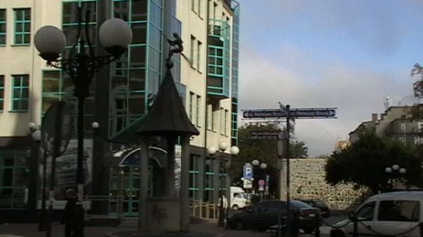 Studnia Czarownic i fragment muru.