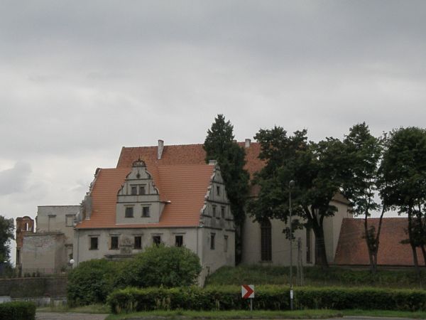 Zamek /w dużej części w ruinie/