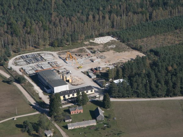 Zakład podukujący słupy energetyczne, okolice Kornego