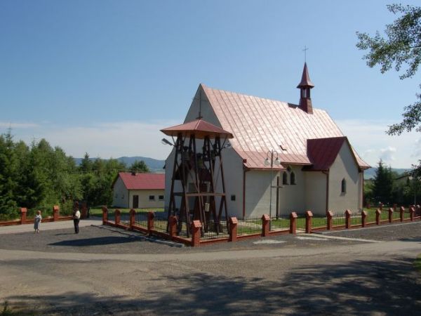 Kościół w Przybówce. Wybudowany na placu i częściowo murach starej szkoły.25 10.1992 r.odbyło się poświęcenie. Dekretem Ks. Biskupa Kazimierza Górnego z dnia 26