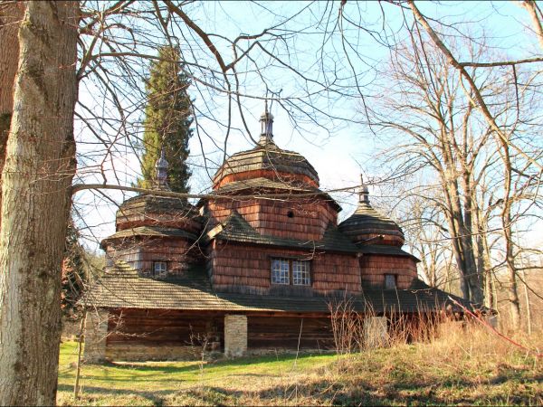 Drewniana cerkiew greckokatolicka pw. św. Dymitra w Piątkowej. Zbudowana przed 1732 rokiem. Świątynia w Piątkowej należy do nielicznych na terenie południowo-ws