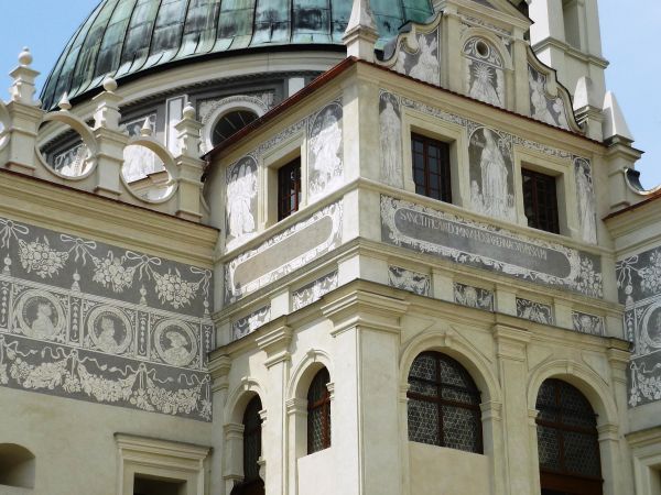 Jedna z najpiękniejszych rezydencji pałacowych w Polsce. Położona 10 km na południe od Przemyśla.  Zamek - pałac powstał w XVI wieku.  Przez kolejne lata rozbud