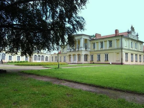 Pałac Sierakowskich w Waplewie. Widok letni od strony parku.