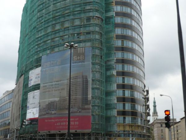 Wieżowiec w trakcie ukończenia budowy.