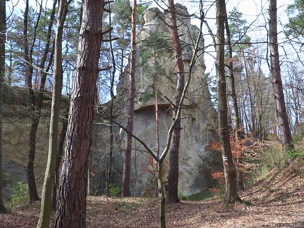 ... a w okresie m.wojennym pan Barański, przedsiębiorca z Leska od właścicieli ziemskich teren ten dzierżawił, miał firmę budowlaną - kamień tu pozyskiwał / łup