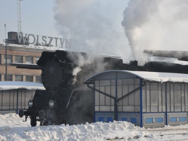 Wolsztyn stacja PKP, pociąg prowadzony przez parowóz na stacji Wolsztyn.