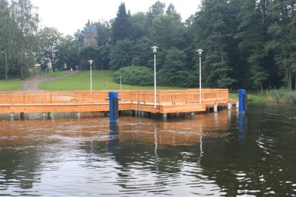 Pomost widokowo-cumowniczy przy wieży Przemysława (w tle)