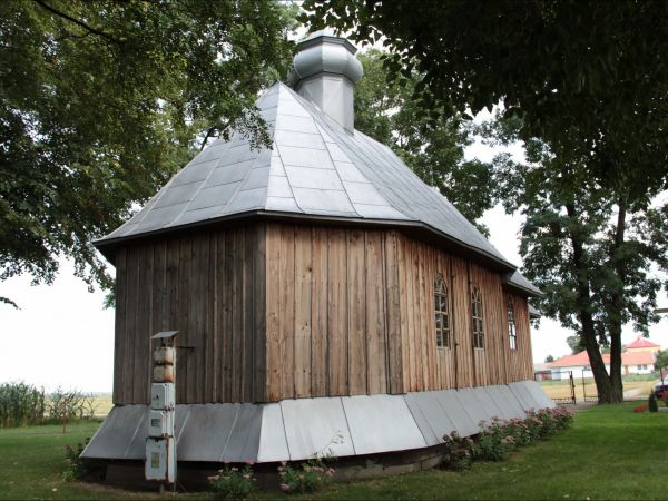 Leszno do 1977 roku nosiło nazwę Poździacz . Cerkiew Trójcy Świętej w Lesznie – drewniana filialna cerkiew greckokatolicka . Została zbudowana w 1857. Obecnie (