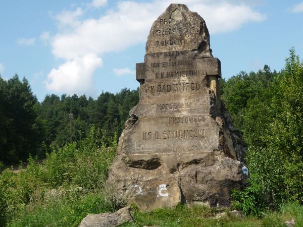 Harbutowice. Obelisk na Przełęczy Sanguszki.