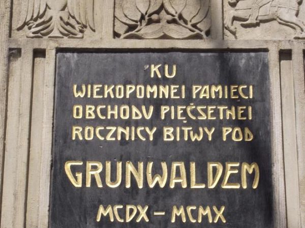 tablica - ku pamięci, pod pomnikiem króla Władysława Jagiełły. Należy też wiedzieć że w 1946r. miasto za walkę z okupantem zostało odznaczone Orderem Krzyża Gru