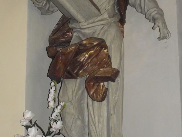 w kruchcie kościoła.