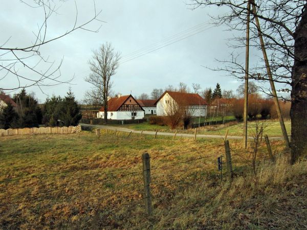 Klewno -zabudowania na początku Klewna