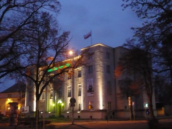 Widok o zmierzchu na Bank WBK Plac Bankowy