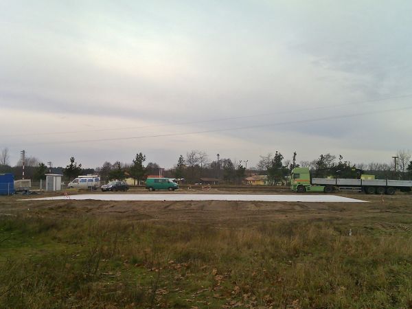 Między nową szkołą ponadgimnazjalną, torami kolejowymi trasy Tczew - Chojnice oraz ulicą Mickiewicza, trwa budowa skateparku dla młodych (raczej) mieszkańców Cz