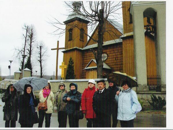 na drodze - ulicy przed kościołem: studenci/słuchacze Uniwersytetu Trzeciego Wieku z Sanoka a - trzeci z prawej: Pan Ryszard Stączek - autor wielu książek, opra