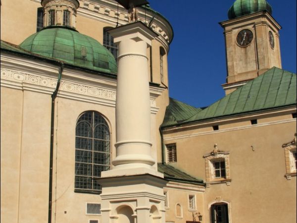 Bazylika Zwiastowania NMP w Leżajsku – wzniesiona w miejscu, gdzie według tradycji ukazała się w 1590 roku Tomaszowi Michałce Matka Boska. Sprawują nad nią opie