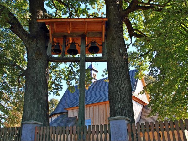 Dawny kościół rzymskokatolicki pw. Objawienia Pańskiego (Trzech Króli), zbudowany w 1754 r. Według tradycji kościół został zakupiony i przeniesiony z Narola. Dz