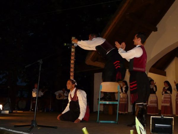 Jak widać na zdjęciu,można też zobaczyć popisy cyrkowe uczestników festiwalu którzy do wspólnej zabawy zapraszają widzów. Na zdjęciu zespół z Cypru.