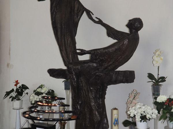 w nowym kościele, w kaplicy bocznej po lewej : przedstawienie  Matki Boskiej -  w formie rzeźby, podającej rękę potrzebującemu dla uzdrowienia chorego, jest gor