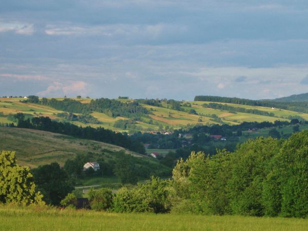 Pièkna miejscowosc ,moze w przyszlosci powstanà tu jakies obiekty rekreacyjne np:place zabaw,korty moze jakis wyciàg narciarski itp.