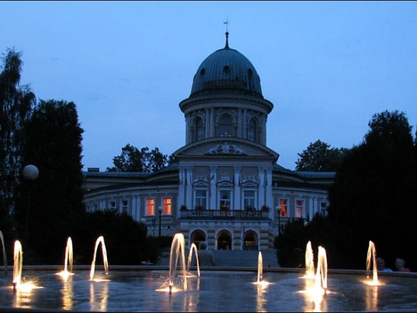 Największa duma Lądka Zdroju - zabytkowy zakład  przyrodoleczniczy "Wojciech".