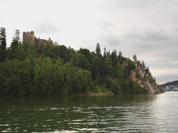 Ruiny zamku z XIV wieku

http://www.niedzica.com.pl/zabytki/czorsztyn/czorsztyn2.htm