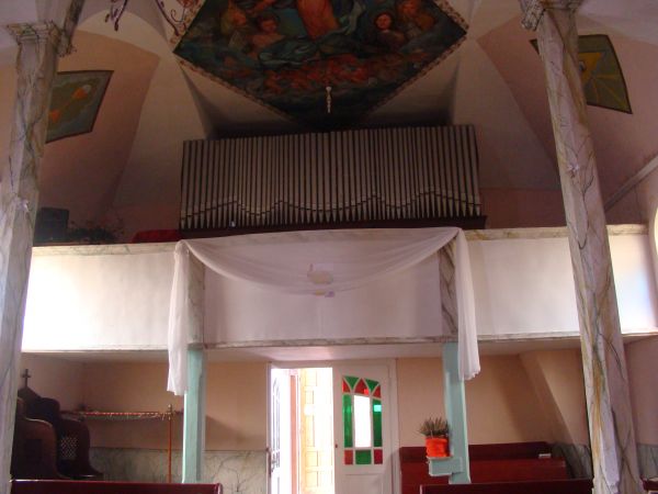 Kościół Polsko-Katolicki - z nawy na chór i organy.