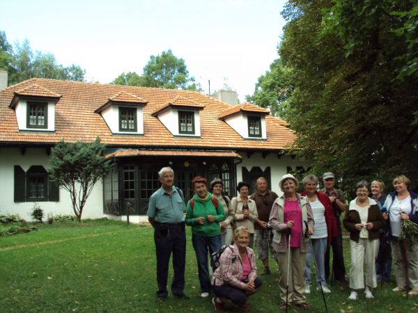 na zdjęciu: studenci - słuchacze Uniwersytetu Trzeciego Wieku z Sanoka przed głównym obiektem kompleksu dworskiego  podczas rajdu na trasie: Nowotaniec - Wola S