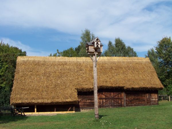 Gołębnik na środku podwórka.