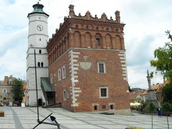 Ciekawe, czy ten sterczący łańcuch ma swoją, lokalną nazwę. Gdyby takowej nie miał, to proponuję: "STERCZYK" a może "STORCZYK"