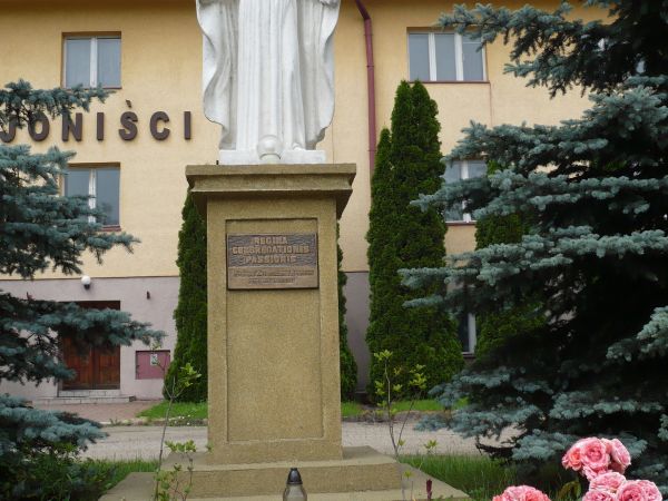 Figurka Matki Bożej przed budynkiem klasztoru.