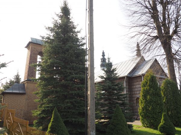 cerkiew, dziś kościół - otoczony nowo zagospodarowanym obejściem.