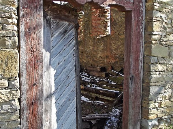 wejście główne do cerkwi - na zworniku framugi jest data : 1861.