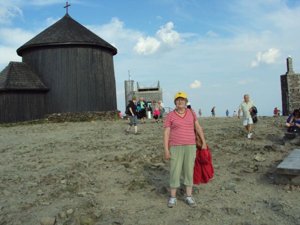 Śnieżka - na platformie granicznej góry, po lewej kaplica pw. św. Wawrzyńca.