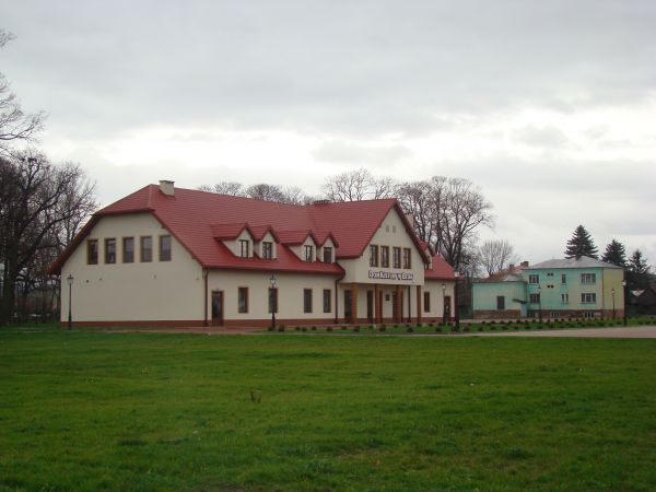 Dom Kultury - nowo wybudowany, rewitalizacja zabytkowego Parku Podworskiego ma podkreślić klimat i być miejscem wypoczynku oraz rekreacji dla mieszkańców.