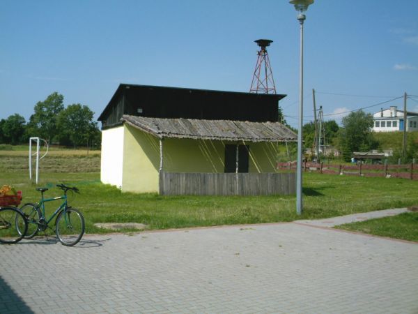 Coś jakby remiza,syrenę ma.