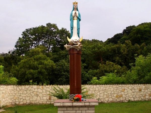 Figura MB na terenie klasztoru OO. Franciszkanow - Reformatow.