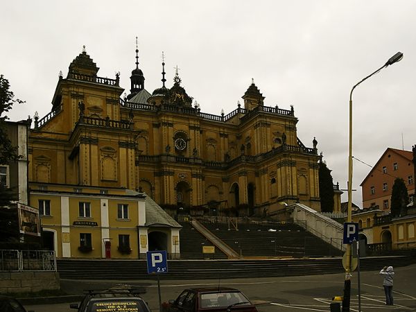 Wambierzyce-bazylika.
Kociół Nawiedzenia NMP w Wambierzycach powstał w latach 1715-1720. W 1936 r. papież Pius XI nadał mu tytuł bazyliki mniejszej. Przetrwał