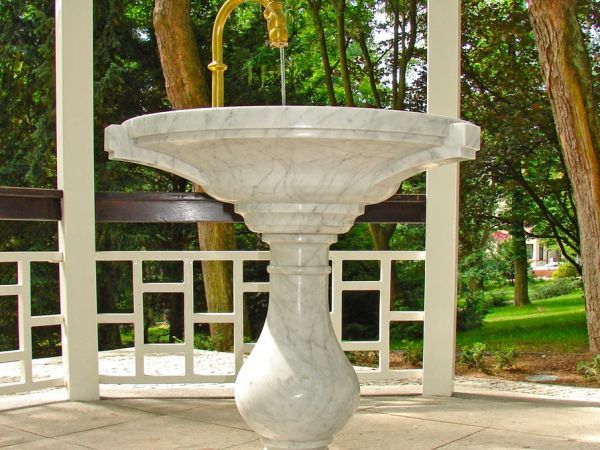 Polanica-Zdrój, Park w altance można napić się wody źródlanej