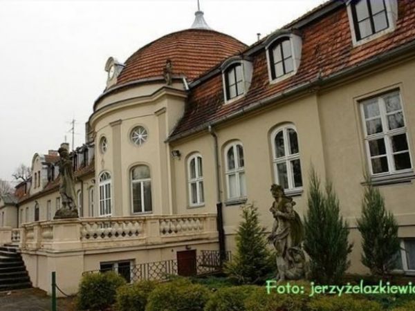 Pałac klasycystyczny z 1793 r. później przebudowywany