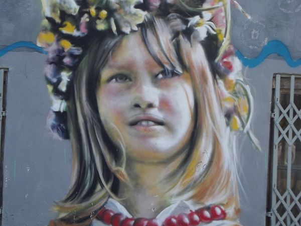 "Dziewczyna w wianku" - mural - dzieło wyjątkowe, o specyficznych walorach artystycznych, nam się pomysł podoba i wykonanie. Warto nadmienić, iż współtwórca teg